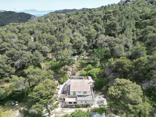 Propriété de 175 m² avec 2 Appartements et 26 000 m² de Terrain