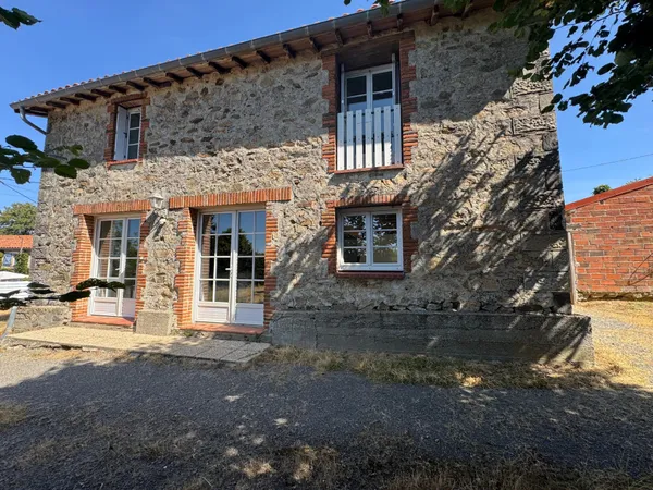 Maison en pierre - 3 chambres - Terrain clos de 1 143 m²