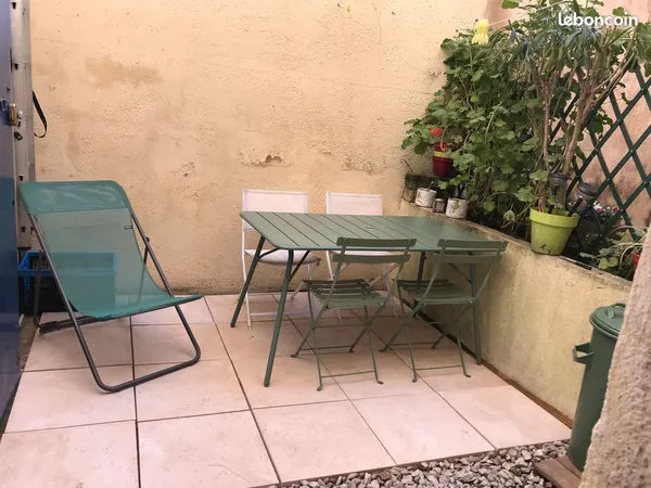 STUDIO meublé 21 m2 + COUR PRIVATIVE .PLEIN CENTRE à 150m de la Cathedrale et des trams A et B