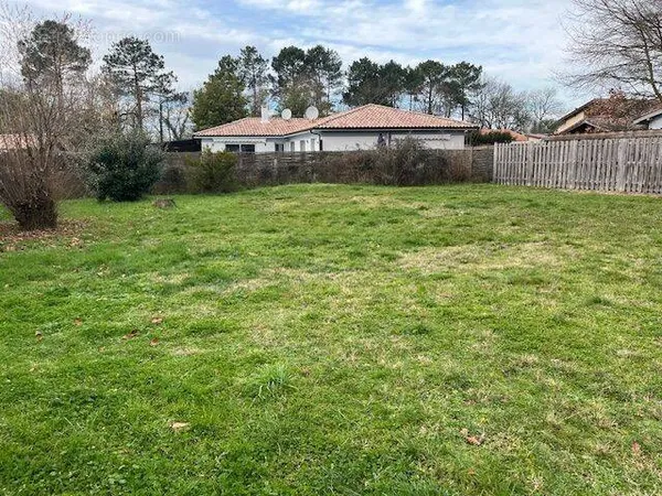 Terrain à bâtir de 650 m² à LE TEICH (33)