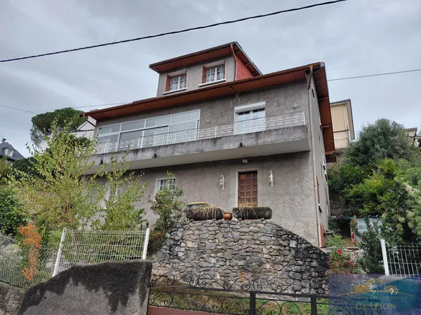 Maison élevée sur deux niveaux avec terrain et garage