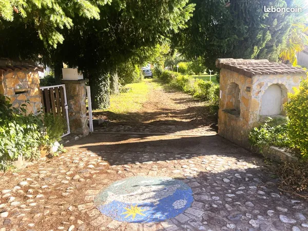 Maison de 162m²de caractère à fort potentiel avec dépendances et grand jardin — Commune de PRADES