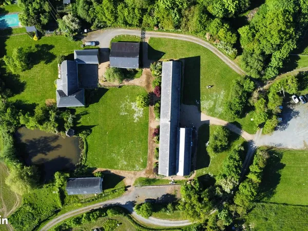 Grand domaine avec gîte sur 29 hectares avec un fort potentiel touristique à Saulges