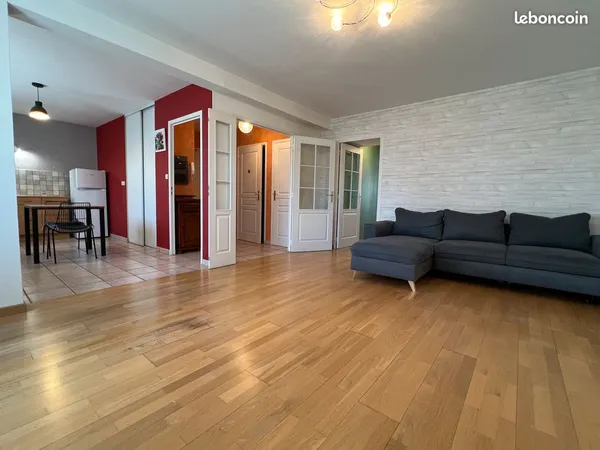 Appartement meublé de 60 m² en rez-de-chaussée avec chambre et parking