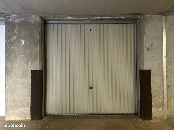 Location Garage fermé centre ville Saint-Raphael dispo 01/11/2026