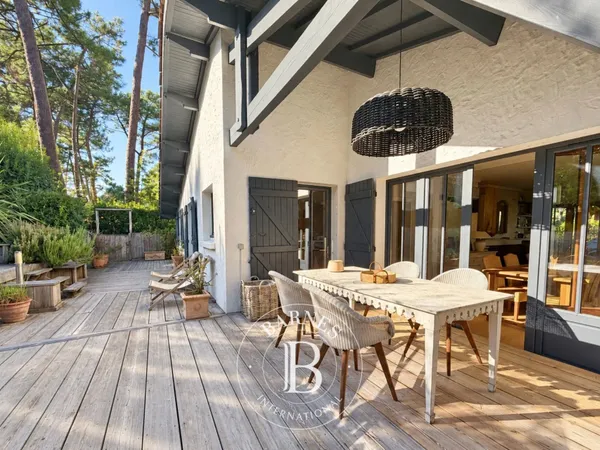 PROPRIÉTÉ AVEC DEUX MAISONS ET POTENTIEL LOCATIF DANS LE VILLAGE DU CANON, PRESQU'ÎLE DU CAP FERRET