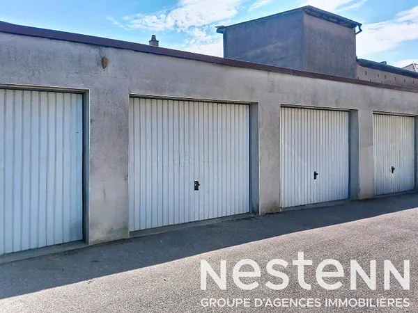 Terrain constructible de 6 ares - Projet 6 logements possibles + 8 garages libres