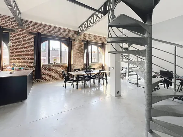ROUBAIX , proche Barbieux , Tramway Victor Provo . Loft de 1