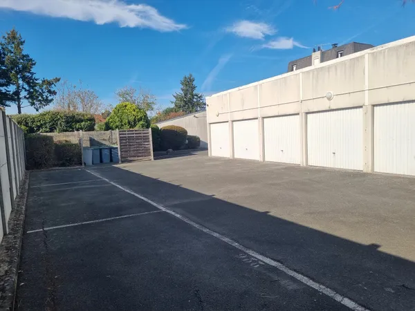 STATIONNEMENT – FLEURY-LES-AUBRAIS – PROCHE GARE