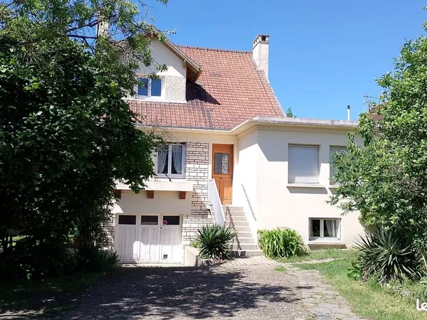 Maison, beaux volumes, à deux pas du RER A