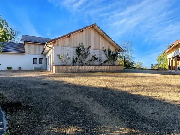 Villa contemporaine de plain-pied de 2019, 175 m², pièce de vie de 80 m², DPE A, annexes et vue déga