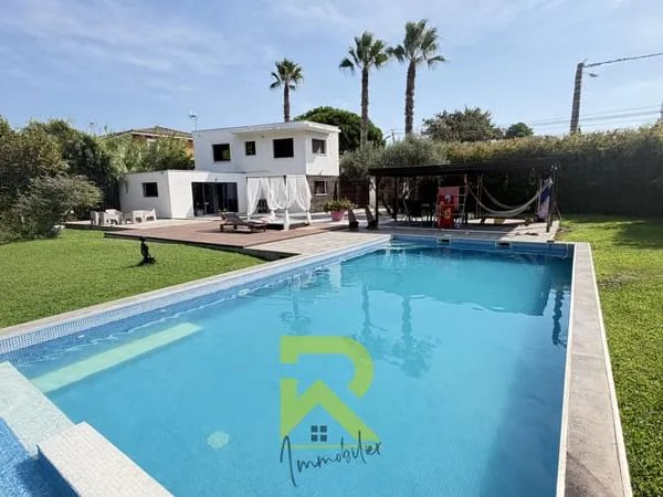 Villa contemporaine avec piscine, vaste terrain arboré et fo