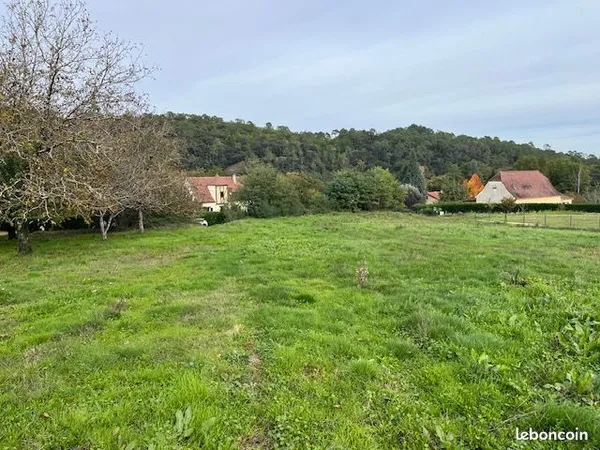 Terrain à bâtir de 1800 m² à SARLAT-LA-CANEDA (24)