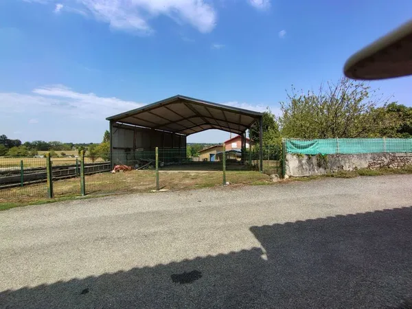 HANGAR 200 m² - TERRAIN 328 m² - ZONE UD - 65000 €