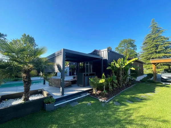 PROPRIETE AVEC PISCINE, PROCHE MT-DE-MARSAN