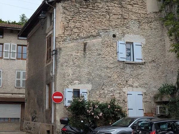 A SAISIR: Maison de 4 niveaux à rénover, à La Sône (38): 54000