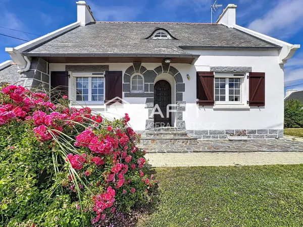 Maison 6 pièces avec 2 garages sur près de 900 m2 de terrain