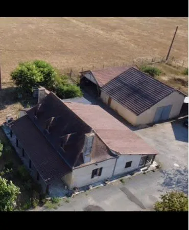 Ferme avec maison et hangars
