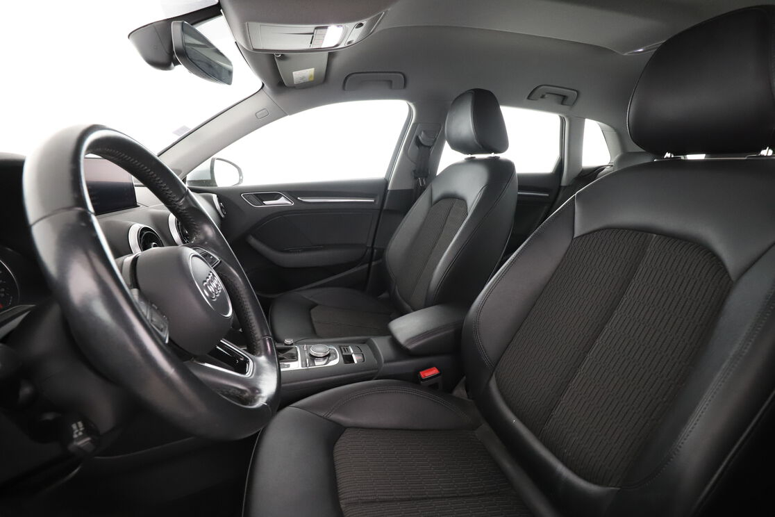 Audi A3 Sportback 35 TFSI COD S Tronic 7 — photo 9