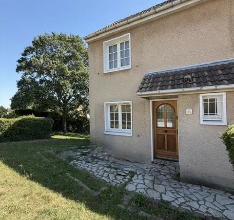 Pavillon semi mitoyen 3 chambres, garage, jardin et sous sol