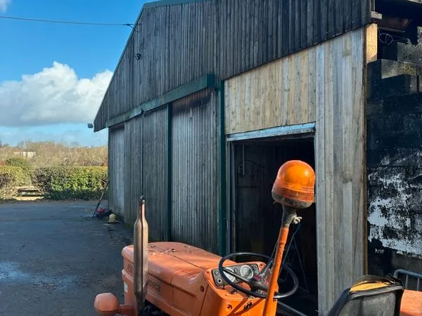 Hangar sur terrain clos 140M2 accès partagé, bureau