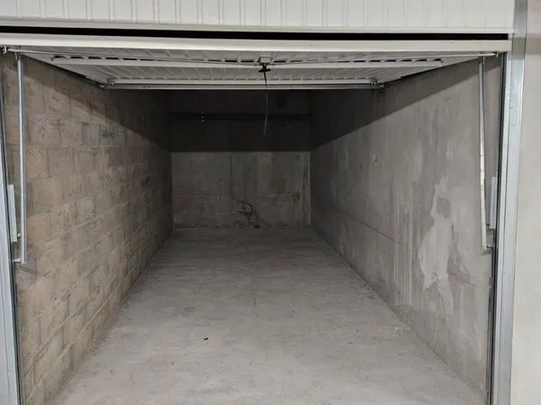 Garage box fermé 18m2