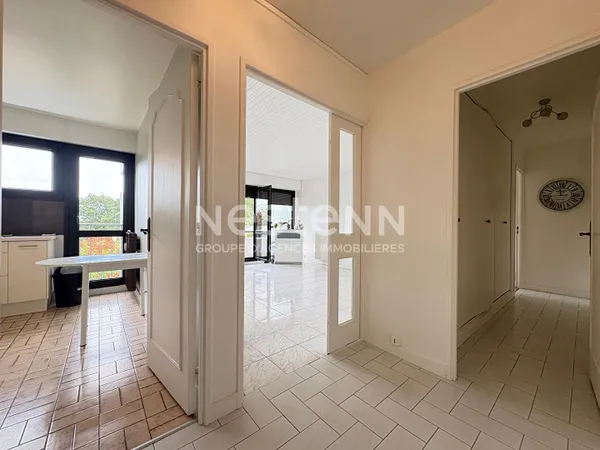Nestenn Igny - Appartement 2 pièces avec terrasse, non meublé, dernier étage avec ascenseur, cave et