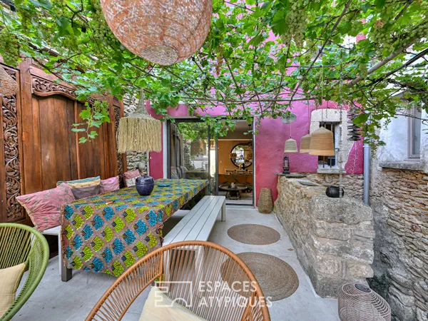 Maison en pierre de caractère, piscine et jardin intimiste
