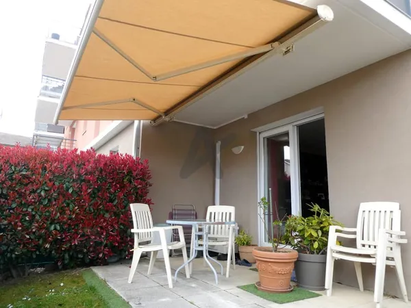 Bel appartement en RC avec jardin, 2 terrasses et parking pr