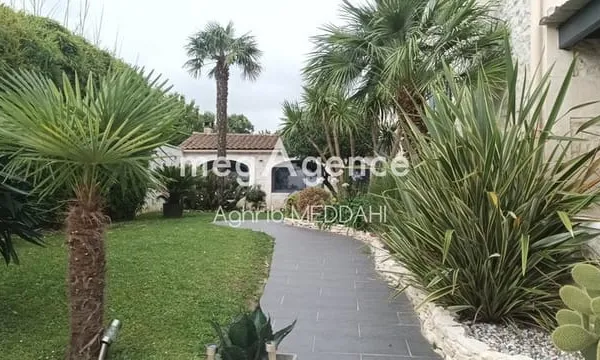 À 10 minutes des plages de Royan, découvrez une authentique demeure de caractère offrant 6 chambres,