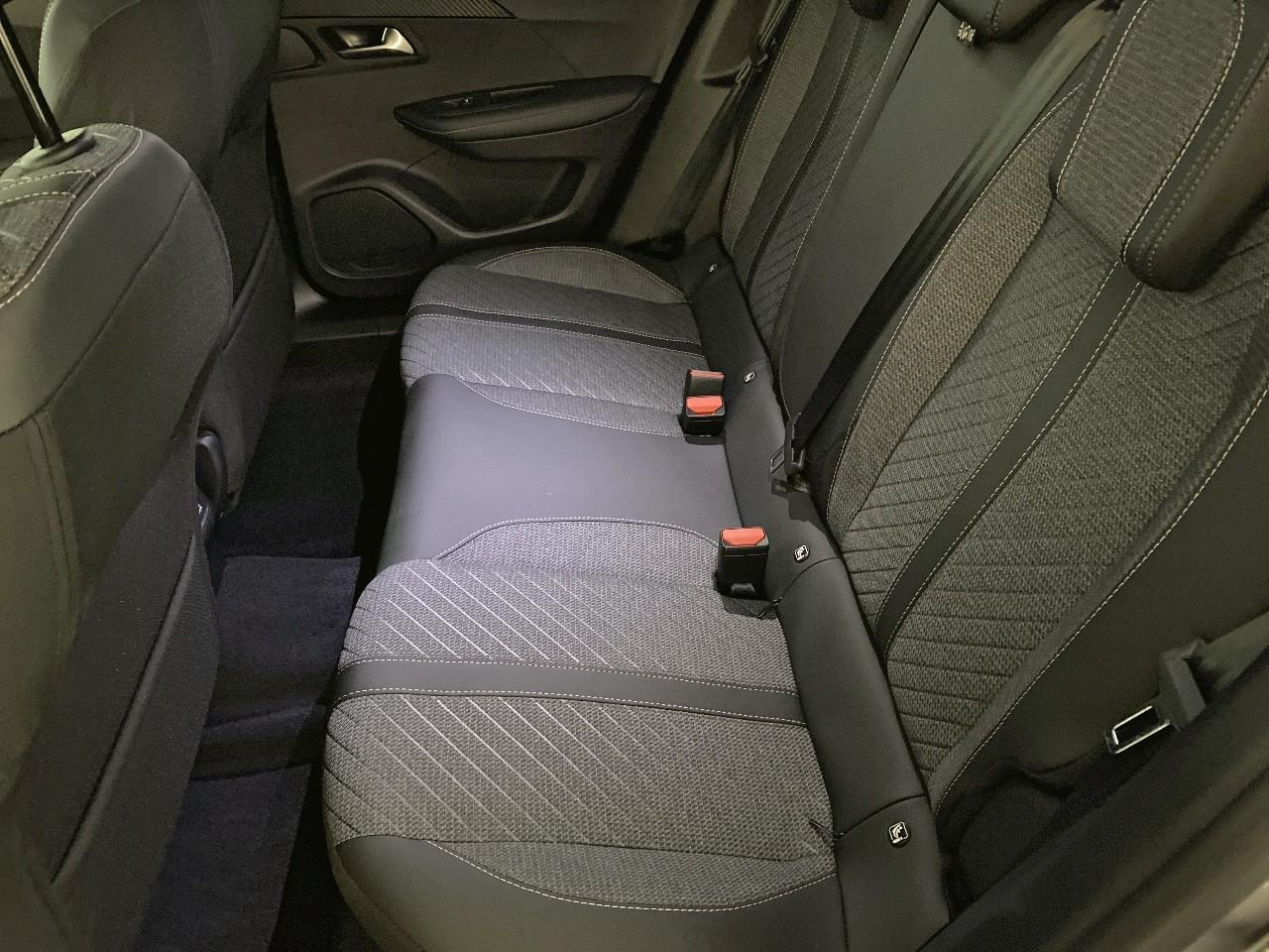 Peugeot 2008 hybrid 145 ch e-dcs6 allure — photo 10