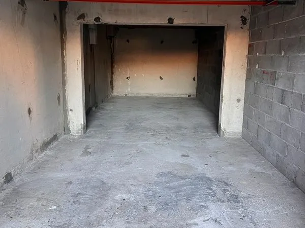 Parking/box 30 m² SALON DE PROVENCE