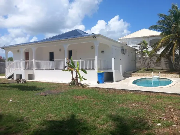 LOCATION BELLE VILLA F4 VIDE AVEC PISCINE - LE MOULE