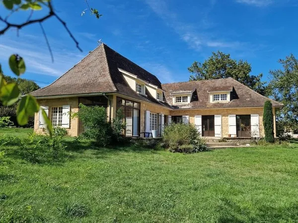 Grande maison style périgourdin avec panorama sur la Bastide