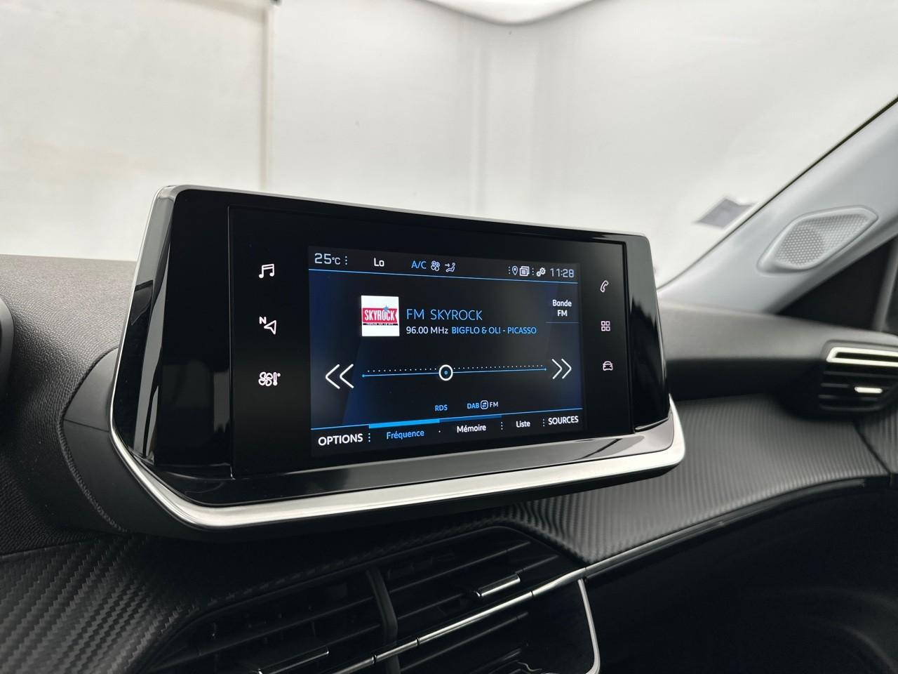 Peugeot 2008 puretech 130 s&s eat8 allure — photo 22