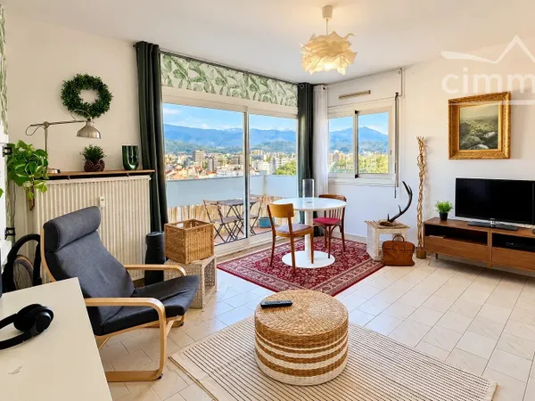 T2 rénové 43 m² – 11e étage – balcon – vue massifs
