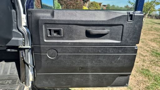 Land Rover Defender 90 2.2 TDCi 122 4WD - SE – 2012 – 134095 km – Diesel – Boîte Manuelle — photo 36