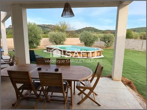 Villa de plain-pied avec piscine et vue dégagée