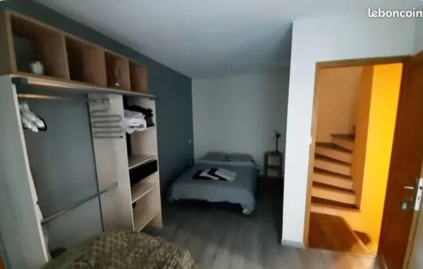 Chambre avec balcon et salle de bain privée