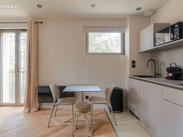 TOUT INCLUS - Studio meublé avec parking et piscine partagée, La Tour-de-Salvagny