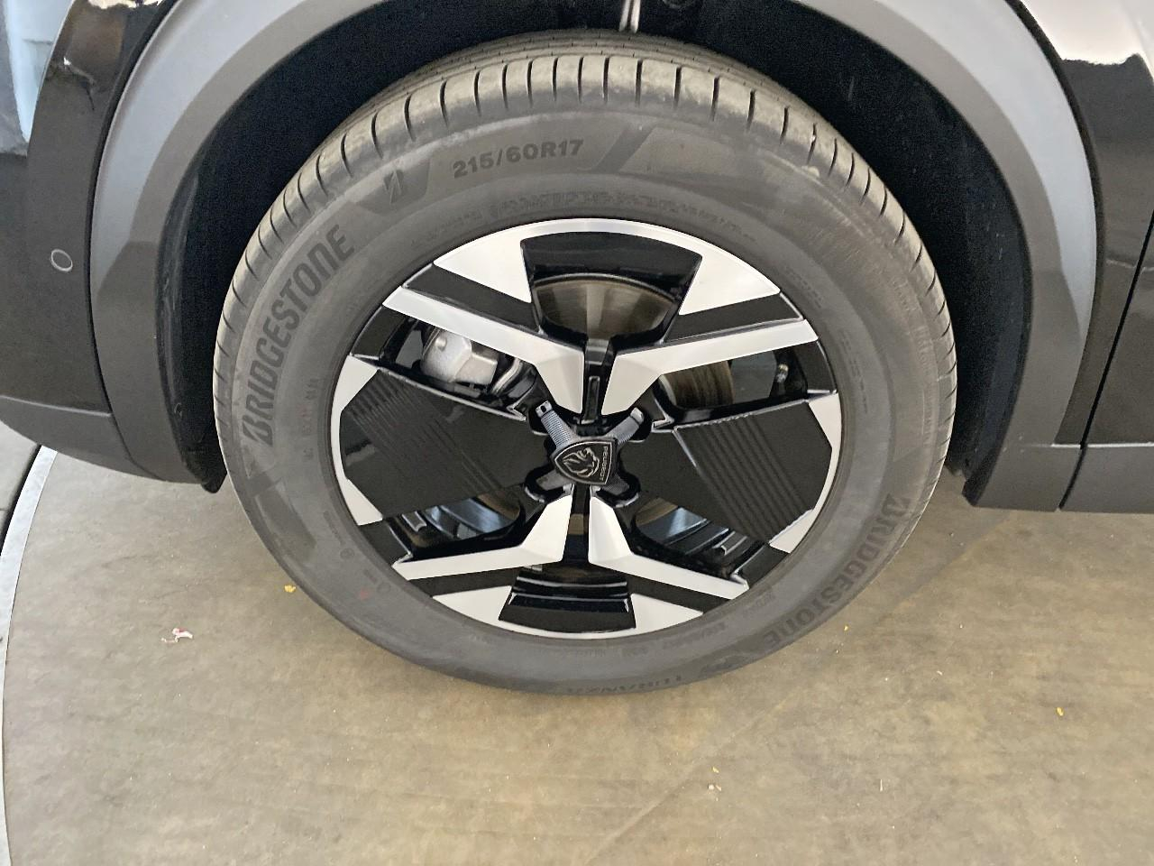 Peugeot 2008 hybrid 145 ch e-dcs6 allure — photo 11