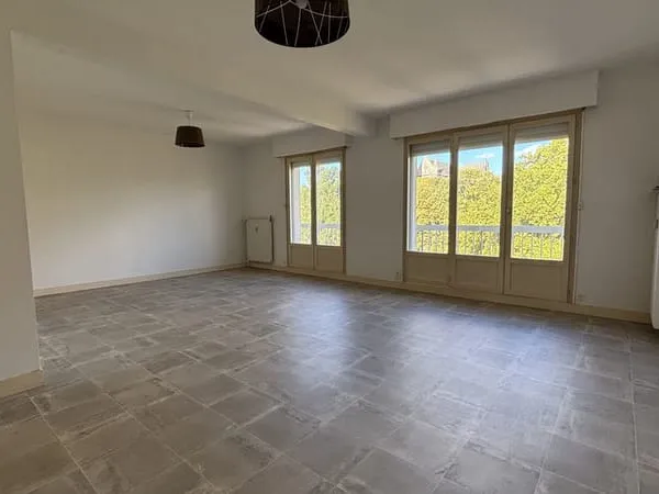 Appartement de type 4 avec grand garage, cave et balcon