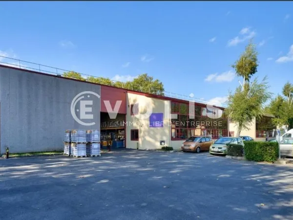 Local d'activité 256 m²