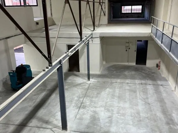 Entrepôt de 600 m² avec mezzanine de 350 m² - Idéal artisan / PME / e-commerce / showroom
