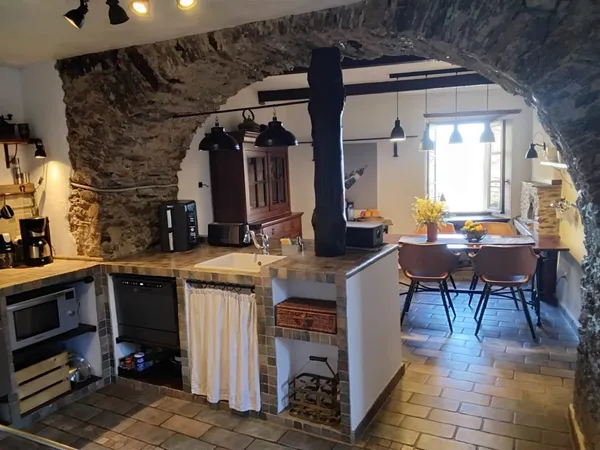 Maison en Pierre rénovée avec quatre appartements de vacances entre montagnes et mer