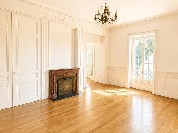 APPARTEMENT DANS UN MANOIR DE 86M2 AVEC DEUX CHAMBRES