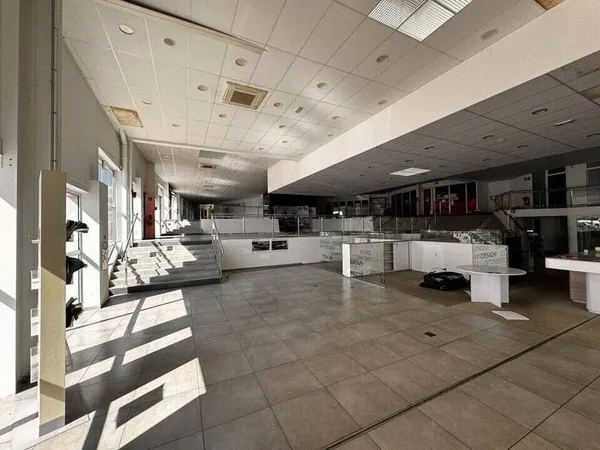 Local commercial 2700 m²