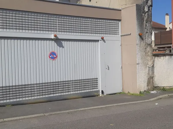 GARAGE fermé parking sécurisé de 13.5 m2 Secteur Saint Etienne BELLEVUE