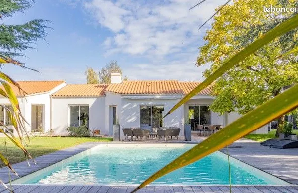 Maison de plain-pied dans un cadre verdoyant avec belle piscine sur 1400m² de terrain