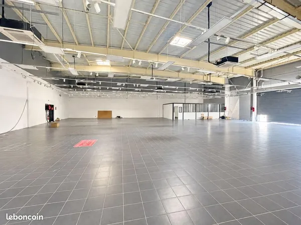 Local commercial 890 m²